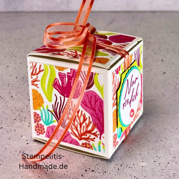 Handdekorierte Geschenkschachtel 5 cm mit maritimen Motiven, Geschenkbox mit Schleife in Grün, Detailansicht Geschenkschachtel Etikett „Nur für dich“, Geschenkschachtel mit bunter Meeresdekoration, Geschenkverpackung, Handgemachte maritime Schachtel mit Schleife